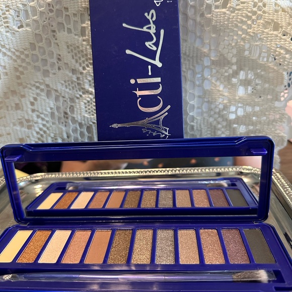 Acti-Labs Makeup Set. Facial Mask, Bi Phase Makeup Remover & Eyeshadow Palette - Picture 6 of 9